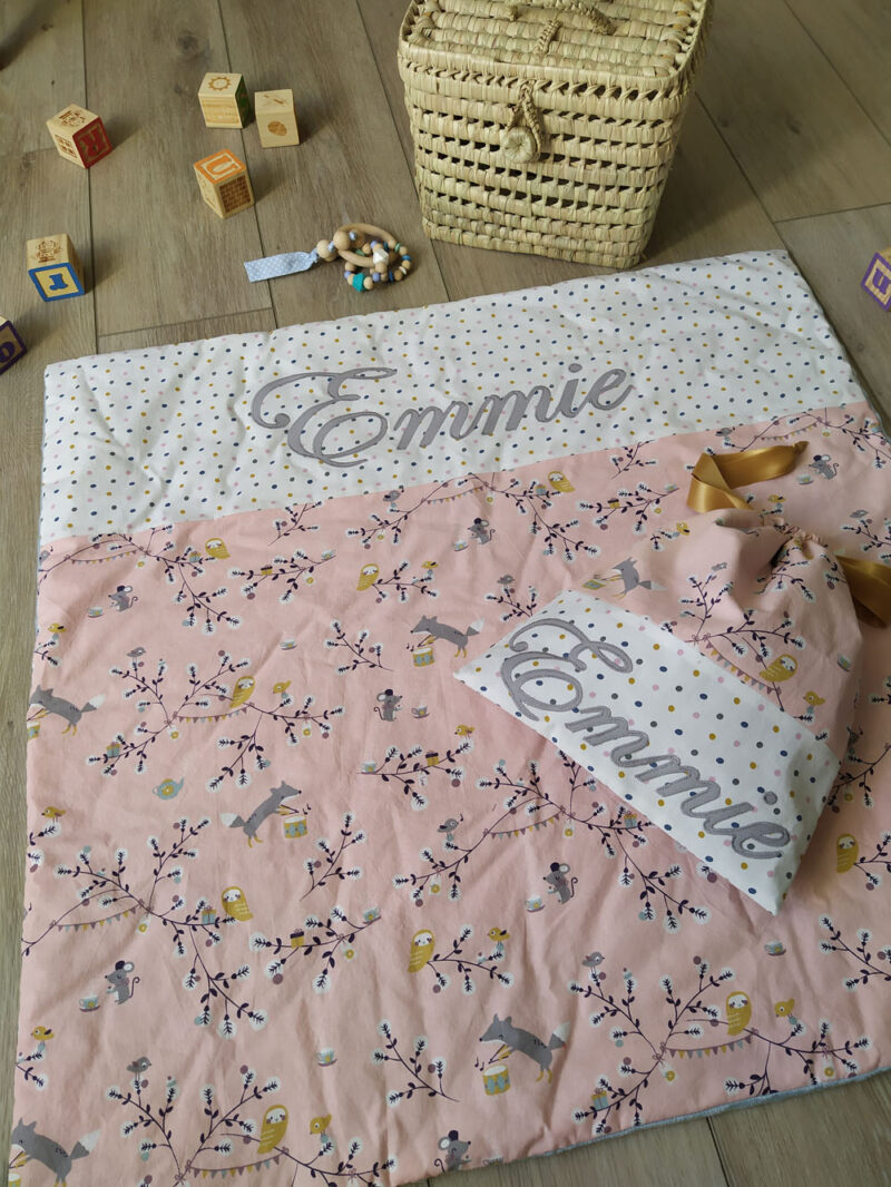 couverture pour bébé fille présonnalisée au prénom Emmie, tons rose poudré et gris avec en motif des branchages et des anilmaux de la forêt, sac pochon assorti, une création 2 pommes et un mammouth