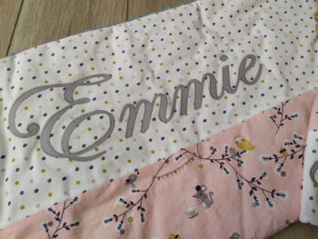 couverture pour bébé fille présonnalisée au prénom Emmie, tons rose poudré et gris avec en motif des branchages et des anilmaux de la forêt, une création 2 pommes et un mammouth