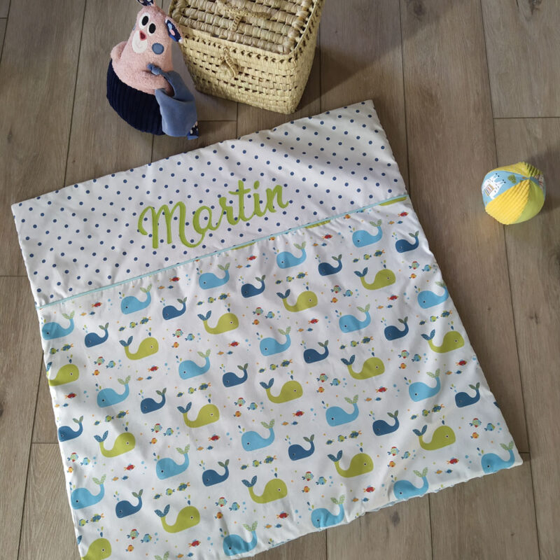 couverture pour bébé garçon personnalisé avec le prénom martin au tons vert et bleu, tissu blanc à pois bleu et tissu blanc à motif marrin avec des baleines et des poissons colorés une création 2 Pommes et un mammouth