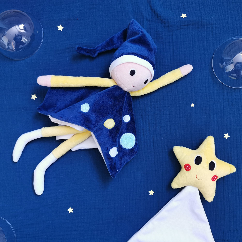 doudou pour bébé fabriqué en France de manière artisanale lutin galactique au sourire malicieux et aux couleurs contrastées bleu jaune et blanc détails de pois texturés sur sa robe une création 2 pommes et un mammouth