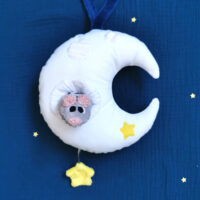 peluche musicale blanche en forme de lune une petite souris grise doit être tirée pour déclencher la musique, en décoration deux petites étoiles jaunes, made in france, fabriqué de manière artisanale une création 2 pommes et un mammouth