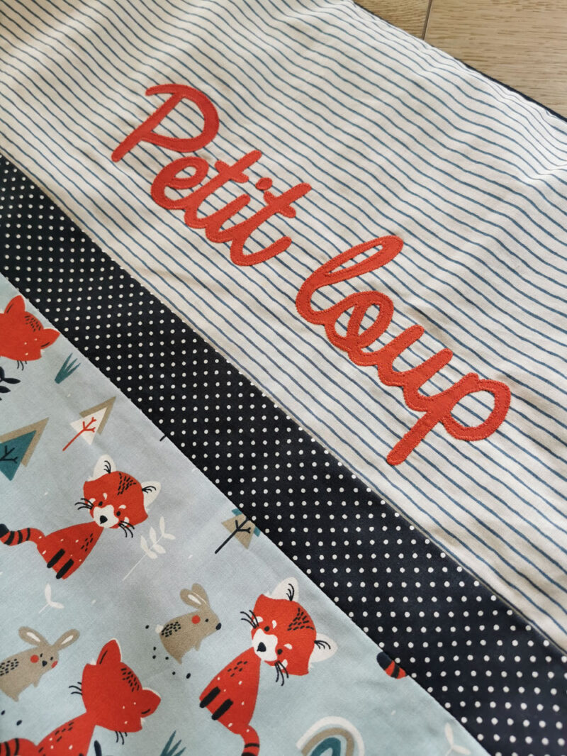 couverture pour bébé bleu et tissu à motif renard personnalisée avec un surnom petit loup une création 2 Pommes et un mammouth