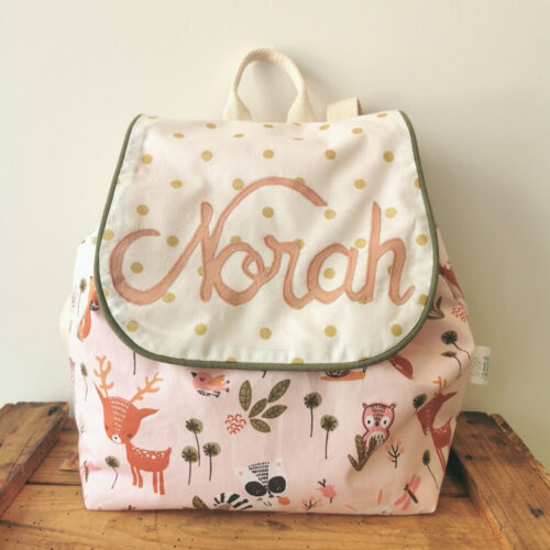 sac à dos pour bébé personnalisable, sac à dos pour la créche ou pour la maternelle, fabriqué de manière artisanale , fabriqué à la main, made in france, en coton, rose avec des faons et des écureils, personnalisé avec le prénom Norah, une création 2 pommes et un mammouth