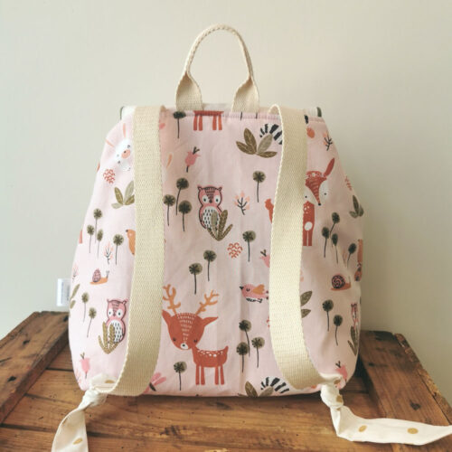 sac à dos pour bébé personnalisable, sac à dos pour la créche ou pour la maternelle, fabriqué de manière artisanale , fabriqué à la main, made in france, en coton, rose avec des faons et des écureils, personnalisé avec le prénom Norah, une création 2 pommes et un mammouth