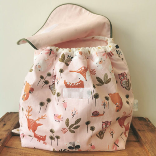 sac à dos pour bébé personnalisable, sac à dos pour la créche ou pour la maternelle, fabriqué de manière artisanale , fabriqué à la main, made in france, en coton, rose avec des faons et des écureils, personnalisé avec le prénom Norah, une création 2 pommes et un mammouth