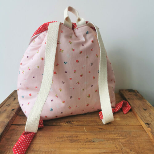 sac à dos bébé, créche ou maternelle rose et rouge . Sac conçu pour développer l'autonomie de l'enfant, fabriqué à la main de manière artisanale, made in france, made in cantal, une crétation 2 pommes et un mammouth