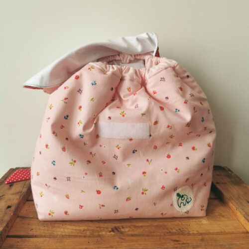 sac à dos bébé, créche ou maternelle rose et rouge . Sac conçu pour développer l'autonomie de l'enfant, fabriqué à la main de manière artisanale, made in france, made in cantal, une crétation 2 pommes et un mammouth