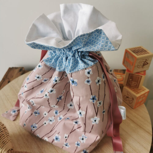 pochon pour bébé ou enfant , pour organiser le quotidine de bébé ou ranger ses jouets, fabriqué à la main de manière artisanale, made in france, made in cantal, une création 2 pommes et un mammouth