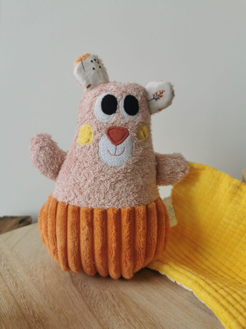 doudou pour bébé fait à la main de façon artisanal, une petit ours Dodu orange et jaune, moelleux et doux qui procéde de nombreuses textures pour éveiller le sens du toucher de bébé, une création 2 pommes et un mammouth