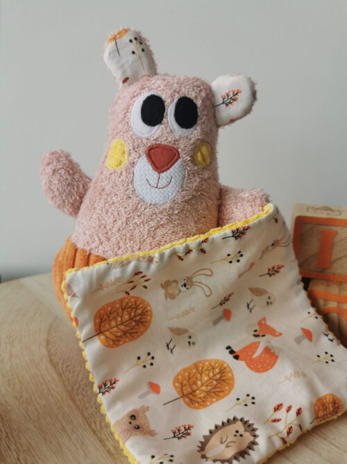 doudou pour bébé fait à la main de façon artisanal, une petit ours Dodu orange et jaune, moelleux et doux qui procéde de nombreuses textures pour éveiller le sens du toucher de bébé, une création 2 pommes et un mammouth