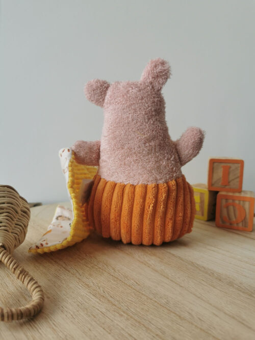 doudou pour bébé fait à la main de façon artisanal, une petit ours Dodu orange et jaune, moelleux et doux qui procéde de nombreuses textures pour éveiller le sens du toucher de bébé, une création 2 pommes et un mammouth