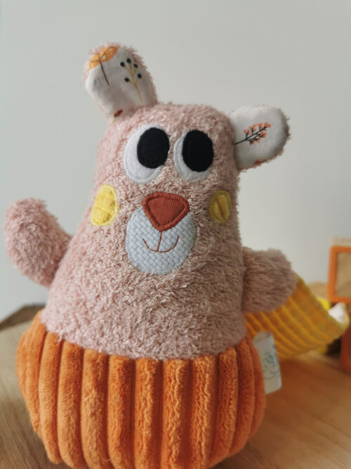 doudou pour bébé fait à la main de façon artisanal, une petit ours Dodu orange et jaune, moelleux et doux qui procéde de nombreuses textures pour éveiller le sens du toucher de bébé, une création 2 pommes et un mammouth