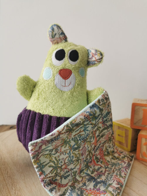 doudou pour bébé fait à la main de façon artisanal, un petit ours Dodu vert et violet, moelleux et doux qui procéde de nombreuses textures pour éveiller le sens du toucher de bébé, une création 2 pommes et un mammouth