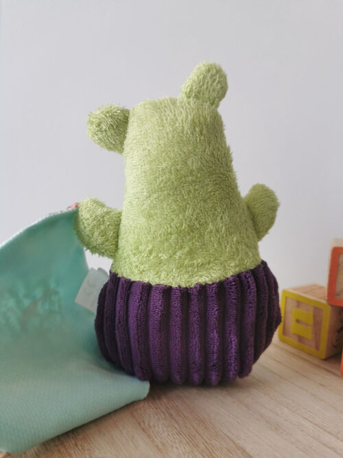 doudou pour bébé fait à la main de façon artisanal, un petit ours Dodu vert et violet, moelleux et doux qui procéde de nombreuses textures pour éveiller le sens du toucher de bébé, une création 2 pommes et un mammouth