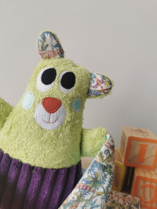 doudou pour bébé fait à la main de façon artisanal, un petit ours Dodu vert et violet, moelleux et doux qui procéde de nombreuses textures pour éveiller le sens du toucher de bébé, une création 2 pommes et un mammouth