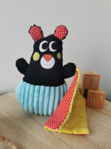 doudou pour bébé fait à la main de façon artisanal, un petit ours Dodu multicolore, moelleux et doux qui procéde de nombreuses textures pour éveiller le sens du toucher de bébé, une création 2 pommes et un mammouth