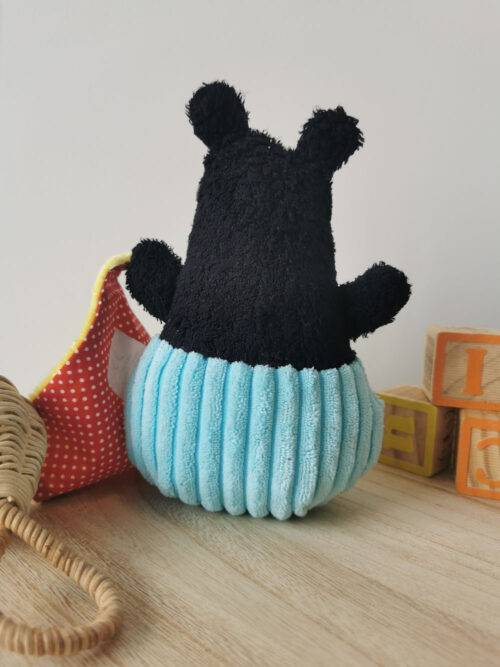 doudou pour bébé fait à la main de façon artisanal, un petit ours Dodu multicolore, moelleux et doux qui procéde de nombreuses textures pour éveiller le sens du toucher de bébé, une création 2 pommes et un mammouth