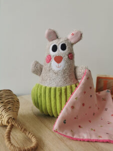 doudou pour bébé fait à la main de façon artisanal, un petit ours Dodu vert pomme et rose, moelleux et doux qui procéde de nombreuses textures pour éveiller le sens du toucher de bébé, une création 2 pommes et un mammouth