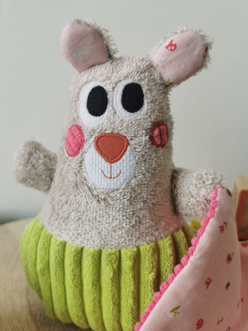 doudou pour bébé fait à la main de façon artisanal, un petit ours Dodu vert pomme et rose, moelleux et doux qui procéde de nombreuses textures pour éveiller le sens du toucher de bébé, une création 2 pommes et un mammouth