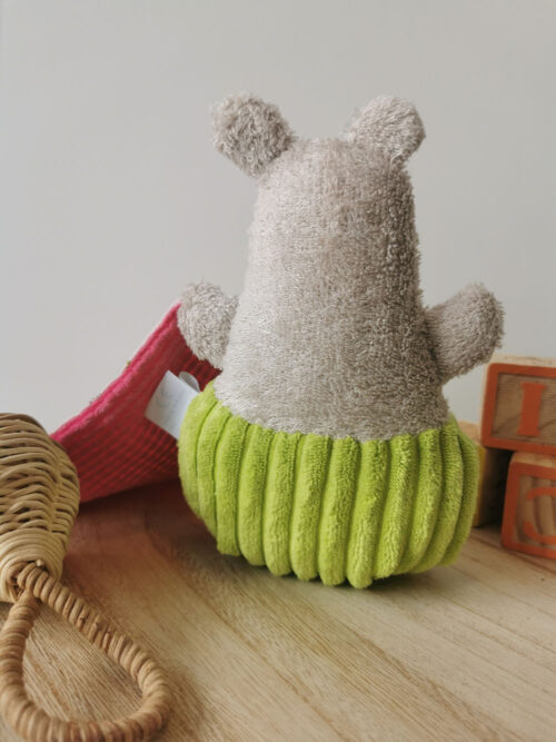 doudou pour bébé fait à la main de façon artisanal, un petit ours Dodu vert pomme et rose, moelleux et doux qui procéde de nombreuses textures pour éveiller le sens du toucher de bébé, une création 2 pommes et un mammouth