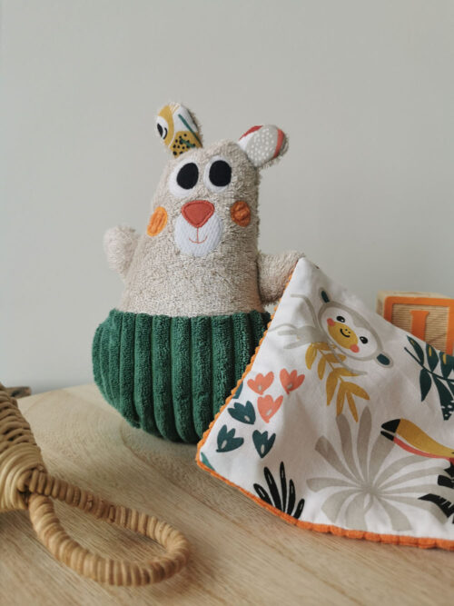 doudou pour bébé fait à la main de façon artisanal, une petit ours Dodu orange et vert, moelleux et doux qui procéde de nombreuses textures pour éveiller le sens du toucher de bébé, une création 2 pommes et un mammouth