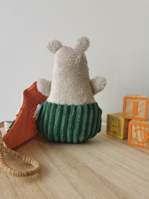 doudou pour bébé fait à la main de façon artisanal, une petit ours Dodu orange et vert, moelleux et doux qui procéde de nombreuses textures pour éveiller le sens du toucher de bébé, une création 2 pommes et un mammouth