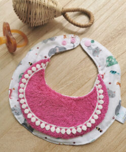 bavoir anti bave pour bébé, hyper absorbant, idéla pour les poussées dentaires, rose avec de licornes et des chats fabriqué à la main de manière artisanale, made in france, made in cantal, une création 2 pommes et un mammouth