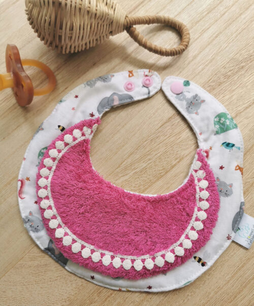 bavoir anti bave pour bébé, hyper absorbant, idéla pour les poussées dentaires, rose avec de licornes et des chats fabriqué à la main de manière artisanale, made in france, made in cantal, une création 2 pommes et un mammouth