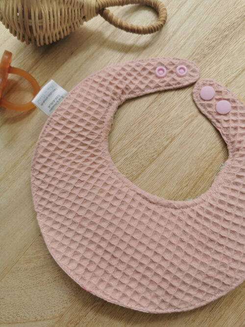 bavoir anti bave pour bébé, hyper absorbant, idéla pour les poussées dentaires, rose et bleu motif fruits, fabriqué à la main de manière artisanale, made in france, made in cantal, une création 2 pommes et un mammouth