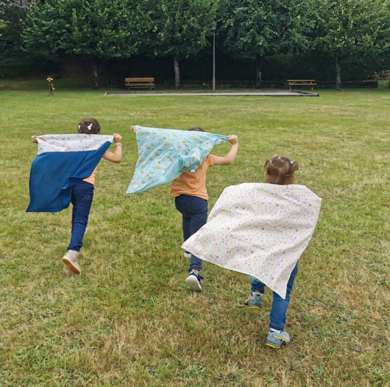 enfants qui courent en utilisant des langes pour bébé comme capes, langes en gaze de coton et en coton, fabriqué de manière artisanale, made in france , made in cantal, une création 2 pommes et un mammouth