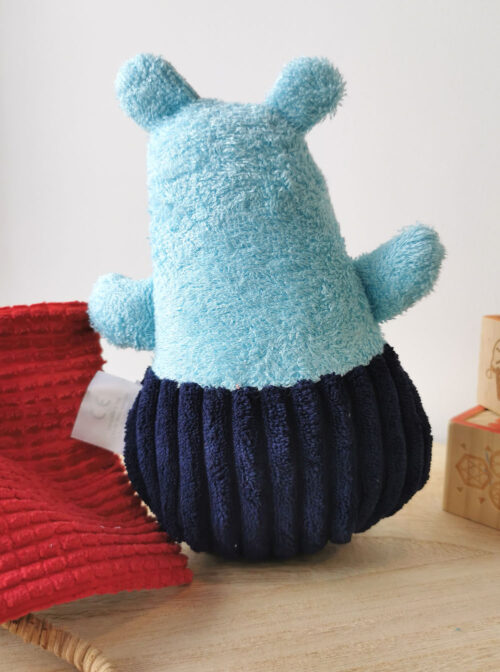 doudou pour bébé fabrication artisanale, made in france, un petit ours tout doux et coloré, bleu turquoise et rouge avec des tissus motifs animaux de la forêt, tissu oeko tex, différentes matières pour développer le sens du toucher de bébé, une création 2 pommes et un mammouth