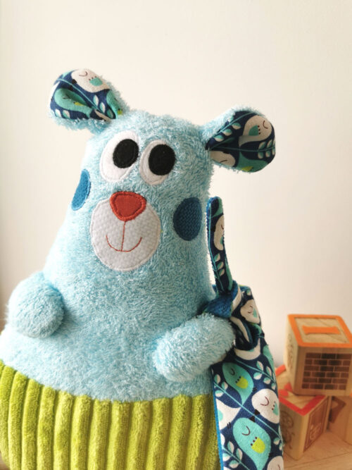 Dodu doudou pour bébé fabrication artisanale, made in france, un gros ours tout doux et coloré, bleu turquoise et vert pomme avec des tissus motifs oiseaux géométriques, tissu oeko tex, différentes matières pour développer le sens du toucher de bébé, une création 2 pommes et un mammouth