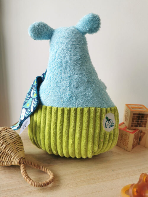 Dodu doudou pour bébé fabrication artisanale, made in france, un gros ours tout doux et coloré, bleu turquoise et vert pomme avec des tissus motifs oiseaux géométriques, tissu oeko tex, différentes matières pour développer le sens du toucher de bébé, une création 2 pommes et un mammouth