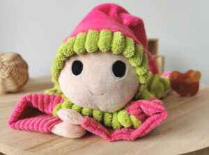 doudou lutin pour bébé rose et vert pomme, facile à manipuler, à machouiller et à câliner, fabriqué de manière artisananle, made in france, une création 2 pommes et un mammouth