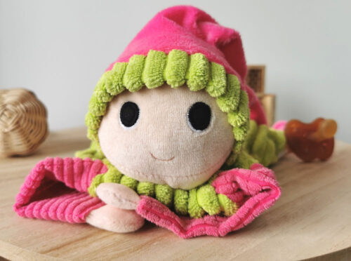 doudou lutin pour bébé rose et vert pomme, facile à manipuler, à machouiller et à câliner, fabriqué de manière artisananle, made in france, une création 2 pommes et un mammouth