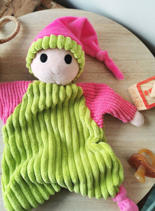 doudou lutin pour bébé rose et vert pomme, facile à manipuler, à machouiller et à câliner, fabriqué de manière artisananle, made in france, une création 2 pommes et un mammouth