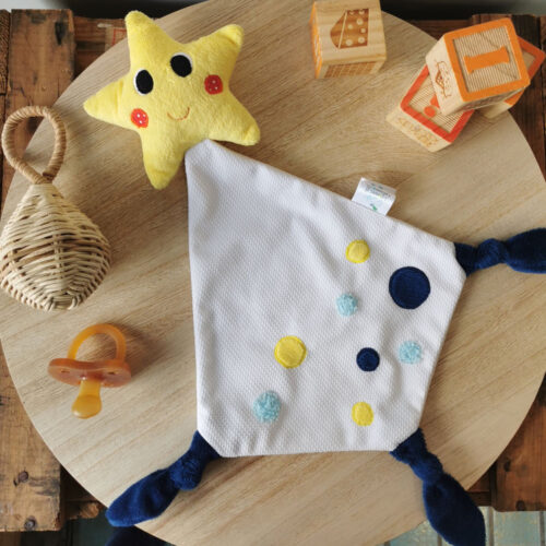 doudou étoile filante aux couleurs jaune blanche et bleu nuit et aux nombreuses textures, made in france, fabriqué de manière artisanale 2 pommes et un mamouth