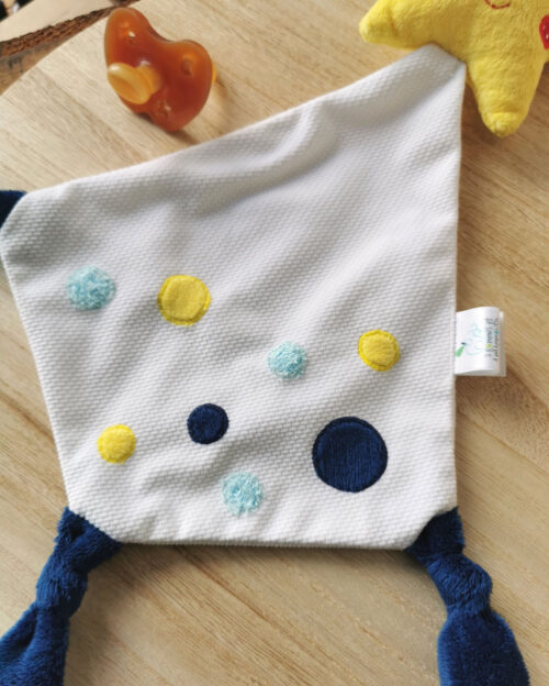 doudou étoile filante aux couleurs jaune blanche et bleu nuit et aux nombreuses textures, made in france, fabriqué de manière artisanale 2 pommes et un mamouth