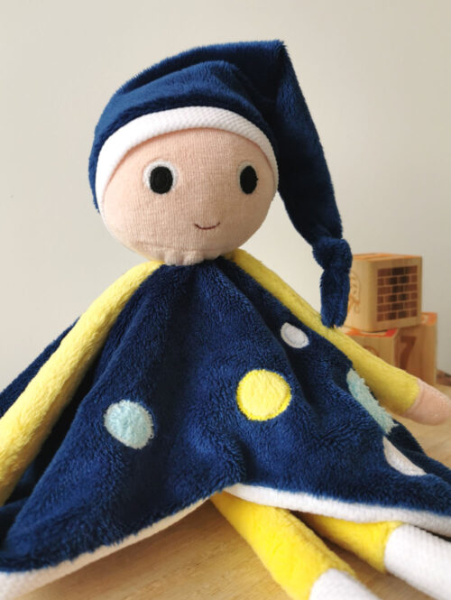 doudou lutin galactique appelé thomas, doudou made in france , fabrication artisanale, à la main bleu marine et jaune, une peluche tendre et souple facile à manipuler, une création 2 pommes et un mammouth