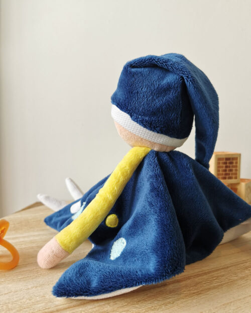 doudou lutin galactique appelé thomas, doudou made in france , fabrication artisanale, à la main bleu marine et jaune, une peluche tendre et souple facile à manipuler, une création 2 pommes et un mammouth