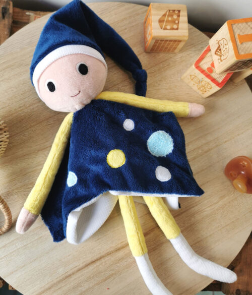 doudou lutin galactique appelé thomas, doudou made in france , fabrication artisanale, à la main bleu marine et jaune, une peluche tendre et souple facile à manipuler, une création 2 pommes et un mammouth