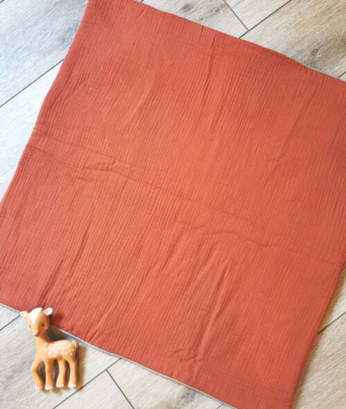 couverture de naissance pour bébé, idéale pour l'été grâce à sa gaze de coton terracota, en coton bio bleu avec des animaux de la savane, fabriqué de la main de manière artisanale à la main, made in france, une création 2 pommes et un mammouth