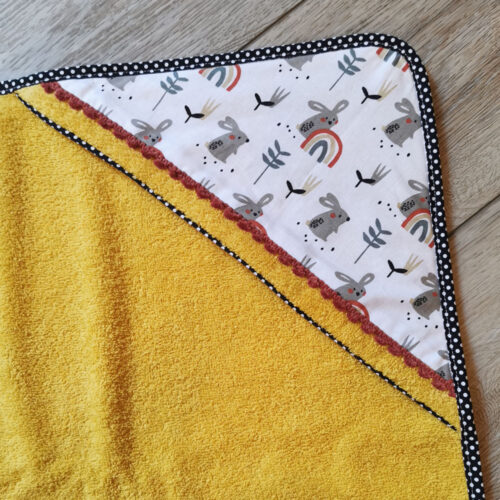 maxi cape de bain pour bébé et enfant, grand format 100x100cm, jaune moutarde avec des lapins, made in france, fabriquée de manière artisanale, une création 2 pommes et un mammouth