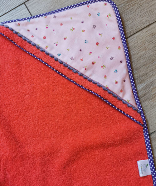 maxi cape de bain pour bébé et enfant, grand format 100x100cm, rouge et violette, made in france, fabriquée de manière artisanale, une création 2 pommes et un mammouth