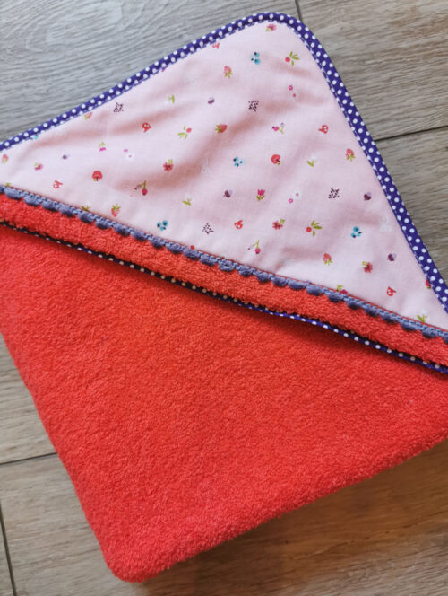 maxi cape de bain pour bébé et enfant, grand format 100x100cm, rouge et violette, made in france, fabriquée de manière artisanale, une création 2 pommes et un mammouth