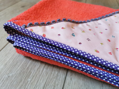 maxi cape de bain pour bébé et enfant, grand format 100x100cm, rouge et violette, made in france, fabriquée de manière artisanale, une création 2 pommes et un mammouth