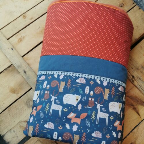 couverture enfant fabriquée à la main, made in France, artisanat, fabriquée dans le cantal. une bonne idée de cadeau de naissance ou de cadeau d'anniversaire pour enfant. couverture bleue avec des animaux de la forêt.