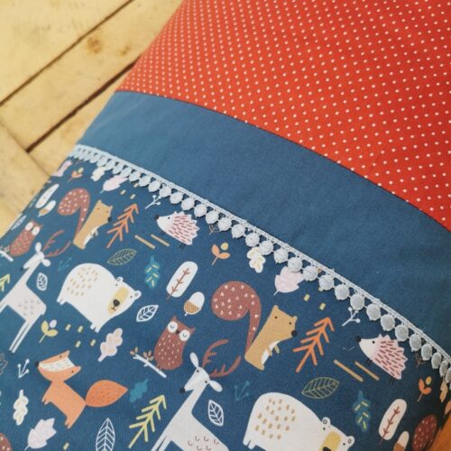 couverture enfant fabriquée à la main, made in France, artisanat, fabriquée dans le cantal. une bonne idée de cadeau de naissance ou de cadeau d'anniversaire pour enfant. couverture bleue avec des animaux de la forêt.