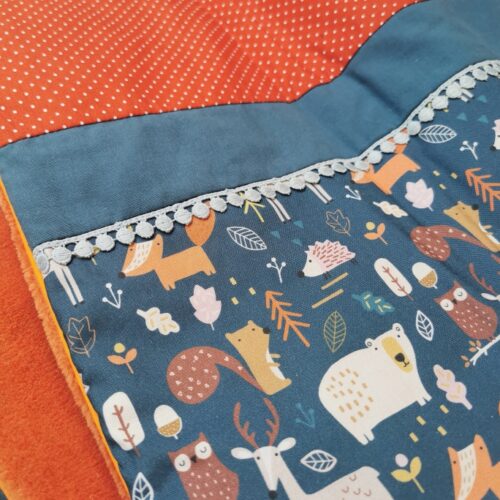 couverture enfant fabriquée à la main, made in France, artisanat, fabriquée dans le cantal. une bonne idée de cadeau de naissance ou de cadeau d'anniversaire pour enfant. couverture bleue avec des animaux de la forêt.