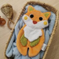 adorable doudou plat pour bébé fabriqué de façon artisanale, à la main, en France. Doudou originale. Doudou renard pour bébé. doudou fabriqué dans le cantal 2pommes et un mammouth